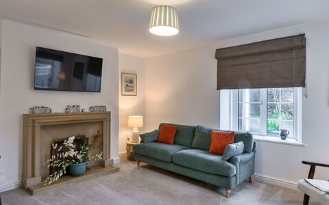Hillside Rise: Meubilair, Interieur Ontwerp, Muur, Bankstel, Flooring, Hout, Verdieping, Plafond, Kamer, Woonkamer