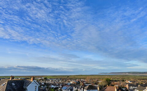 Hillside Rise: Lucht, Blauw, Dag, Wolk, Horizon, Woongebied, Dak, Menselijke Nederzetting, Cumulus, Zonlicht