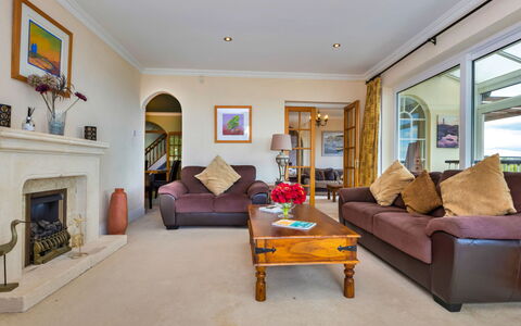 Cliff Lodge: Meubilair, Interieur Ontwerp, Bankstel, Flooring, Verdieping, Plafond, Woonkamer, Kamer, Verlichting, Huis