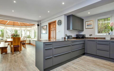 Cliff Lodge: Flooring, Keuken, Interieur Ontwerp, Meubilair, Verdieping, Hout, Cabinetry, Countertop, Major Appliance, Toestel Van De Keuken