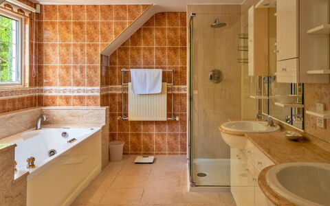 Cliff Lodge: Badkamer, Interieur Ontwerp, Loodgieterswerkinrichting, Flooring, Bad, Muur, Verdieping, Wastafel, Kraan, Wastafel In De Badkamer