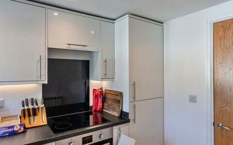 Harbour View: Toestel Van De Keuken, Keuken, Major Appliance, Countertop, Cabinetry, Interieur Ontwerp, Huishoudapparatuur, Hout, Flooring, Fornuis