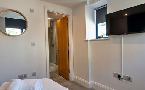 Harbour View: Muur, Interieur Ontwerp, Slaapkamer, Flooring, Bed, Verdieping, Bedding, Laken, Kamer, Plafond
