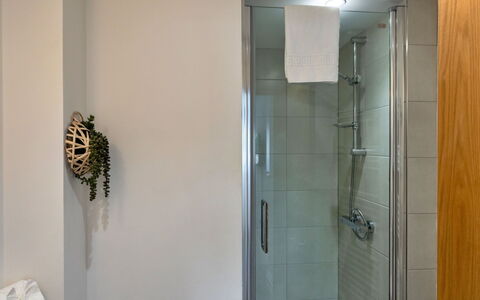 Harbour View: Muur, Badkamer, Interieur Ontwerp, Flooring, Loodgieterswerkinrichting, Verdieping, Verlichting, Loodgieter, Douche, Glas