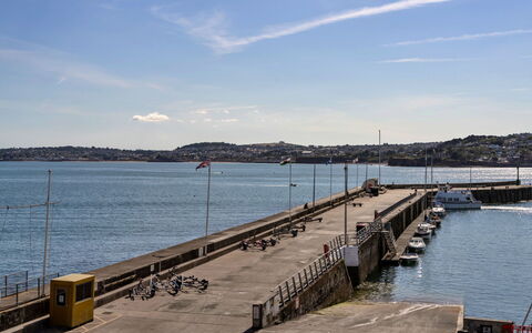 Harbour View: Water, Zwemwater, Watervoorraden, Waterweg, Kust En Oceanic Landvormen, Kanaal, Zee, Dok, Kust, Meer