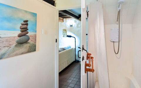 Lea Hill, Woodpecker: Muur, Flooring, Interieur Ontwerp, Verdieping, Plafond, Loodgieterswerkinrichting, Kamer, Loodgieter, Badkamer, Spiegel