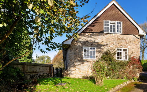 Lea Hill, Nuthatch: Gebouw, Venster, Huis, Afdeling, Verblijf, Struik, Dak, Huis, Landelijk Gebied, Boerderij