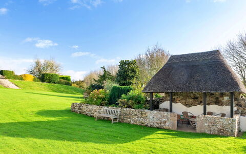 Lea Hill, Nuthatch: Gras, Thatching, Struik, Tuin, Grasland, Land Lot, Groundcover, Gazon, Verblijf
