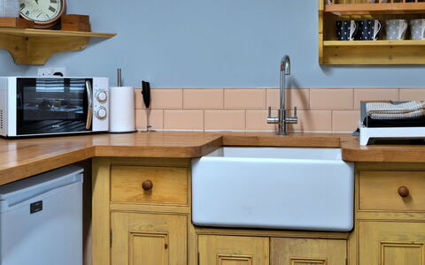 Palm Cott: Hout, Loodgieterswerkinrichting, Countertop, Flooring, Cabinetry, Keuken, Interieur Ontwerp, Kraan, Loodgieter, Wastafel
