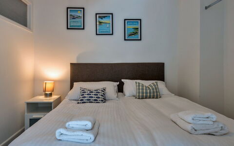 Palm Cott: Bed, Slaapkamer, Interieur Ontwerp, Bedding, Meubilair, Verdieping, Laken, Muur, Flooring, Hout