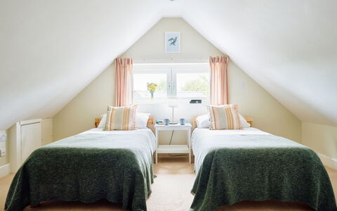 The Barn at Courtleigh: Bed, Interieur Ontwerp, Slaapkamer, Meubilair, Bedding, Plafond, Hout, Laken, Verdieping, Kamer