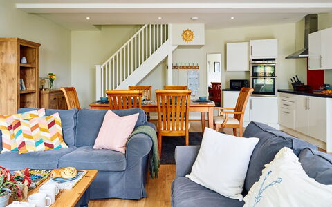 The Barn at Courtleigh: Meubilair, Interieur Ontwerp, Bankstel, Flooring, Verdieping, Hout, Plafond, Woonkamer, Kamer, Tafel