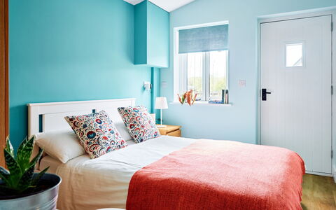 The Barn at Courtleigh: Blauw, Meubilair, Bed, Slaapkamer, Bedding, Interieur Ontwerp, Laken, Linens, Textiel, Kamer