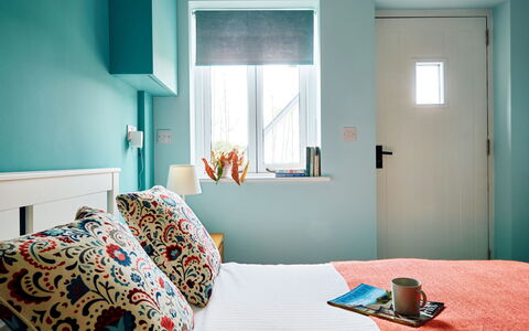 The Barn at Courtleigh: Meubilair, Slaapkamer, Interieur Ontwerp, Muur, Bed, Bedding, Laken, Linens, Kamer, Textiel