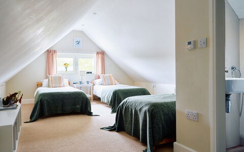 The Barn at Courtleigh: Bed, Interieur Ontwerp, Meubilair, Slaapkamer, Flooring, Verdieping, Muur, Plafond, Hout, Bedding
