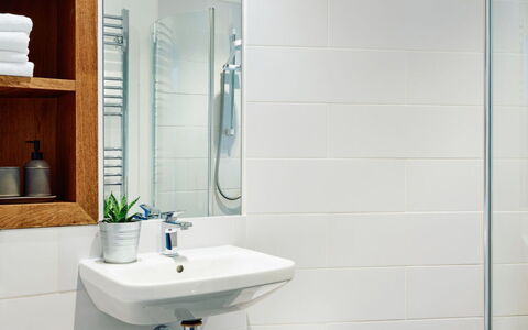 The Barn at Courtleigh: Badkamer, Interieur Ontwerp, Muur, Flooring, Loodgieterswerkinrichting, Verdieping, Toilet, Spiegel, Loodgieter, Wastafel In De Badkamer