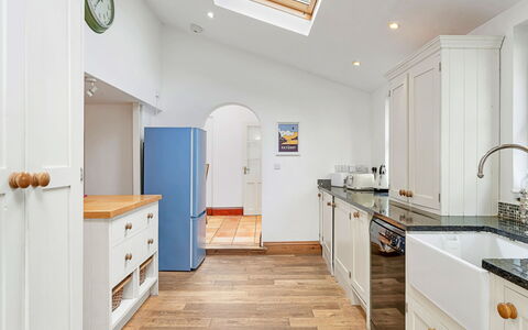 Larkrise: Interieur Ontwerp, Flooring, Meubilair, Muur, Verdieping, Cabinetry, Hout, Countertop, Plafond, Keuken