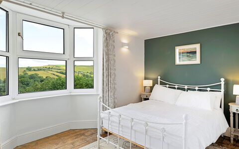Larkrise: Interieur Ontwerp, Bed, Slaapkamer, Flooring, Muur, Meubilair, Bedding, Verdieping, Laken, Plafond