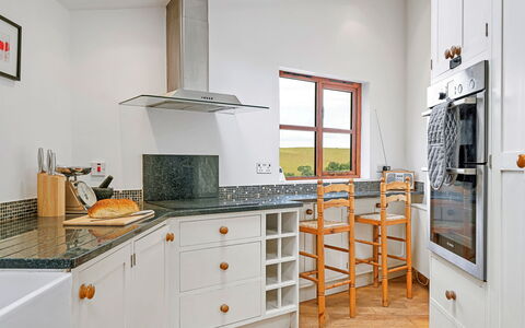 Larkrise: Flooring, Interieur Ontwerp, Cabinetry, Hout, Keuken, Countertop, Verdieping, Toestel Van De Keuken, Huis, Plafond