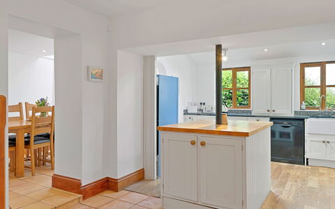 Larkrise: Flooring, Meubilair, Interieur Ontwerp, Muur, Verdieping, Hout, Cabinetry, Countertop, Plafond, Keuken