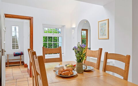 Larkrise: Meubilair, Flooring, Interieur Ontwerp, Verdieping, Hout, Tafel, Plafond, Keuken En Eettafel, Eetkamer, Stoel