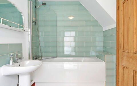 Larkrise: Flooring, Muur, Badkamer, Verdieping, Interieur Ontwerp, Loodgieterswerkinrichting, Bad, Loodgieter, Tegel, Kraan