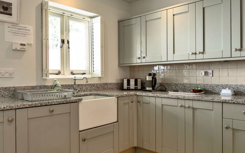 River Cottage: Keuken, Countertop, Cabinetry, Toestel Van De Keuken, Interieur Ontwerp, Flooring, Meubilair, Hout, Major Appliance, Wastafel