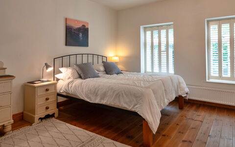 River Cottage: Bed, Bedding, Slaapkamer, Meubilair, Laken, Interieur Ontwerp, Verdieping, Flooring, Hout, Plafond