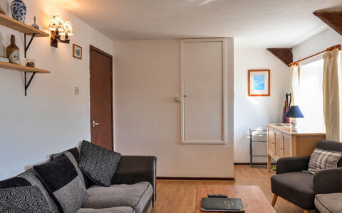 Trimstone Manor - Manor Cottage: Meubilair, Interieur Ontwerp, Muur, Bankstel, Flooring, Hout, Kamer, Verdieping, Plafond, Woonkamer