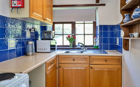 Trimstone Manor - Manor Cottage: Keuken, Countertop, Hout, Interieur Ontwerp, Toestel Van De Keuken, Cabinetry, Flooring, Gootsteen, Major Appliance, Loodgieterswerkinrichting