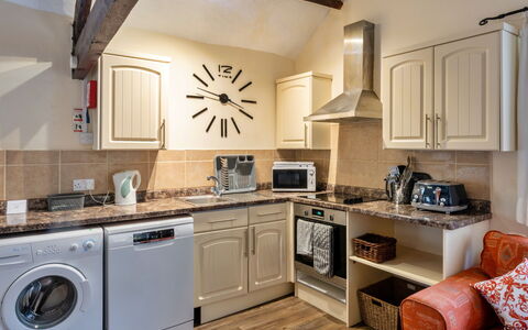 Trimstone Manor - Granary Cottage: Meubilair, Interieur Ontwerp, Major Appliance, Flooring, Plafond, Verdieping, Keuken, Kamer, Countertop, Cabinetry