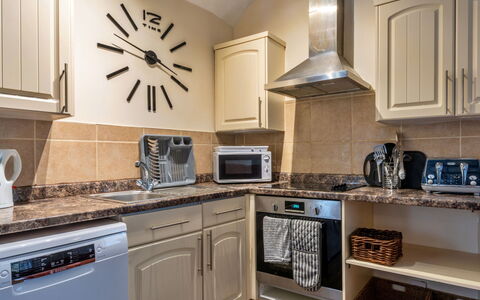 Trimstone Manor - Granary Cottage: Keuken, Toestel Van De Keuken, Countertop, Major Appliance, Meubilair, Interieur Ontwerp, Flooring, Fornuis, Cabinetry, Huishoudapparatuur