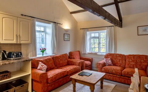 Trimstone Manor - Granary Cottage: Hout, Meubilair, Interieur Ontwerp, Bankstel, Flooring, Verdieping, Plafond, Huis, Kamer, Woonkamer