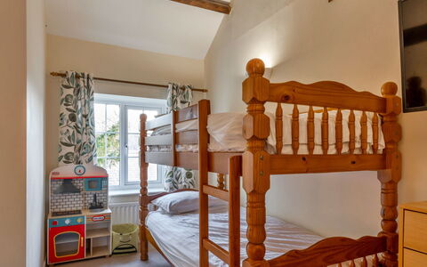 Trimstone Manor - Granary Cottage: Interieur Ontwerp, Meubilair, Flooring, Hout, Verdieping, Bed, Slaapkamer, Kamer, Plafond, Verlichting
