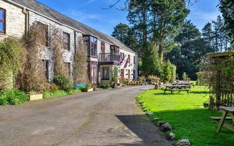 Trimstone Manor - Mill Cottage: Struik, Huis, Verblijf, Tuin, Landgoed, Oprit, Werf, Landscaping, Historisch Huis, Backyard