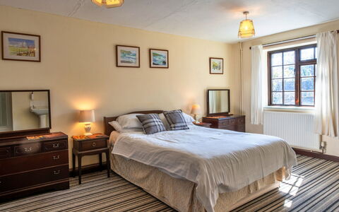 Trimstone Manor - Mill Cottage: Bed, Meubilair, Interieur Ontwerp, Slaapkamer, Verdieping, Flooring, Muur, Laken, Bedding, Kamer