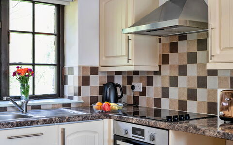 Trimstone Manor - Mill Cottage: Keuken, Countertop, Interieur Ontwerp, Flooring, Toestel Van De Keuken, Verdieping, Cabinetry, Loodgieterswerkinrichting, Kraan, Kamer