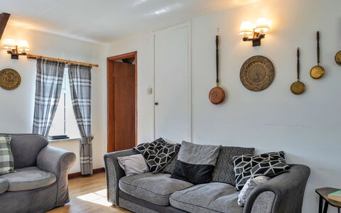 Trimstone Manor - Mill Cottage: Meubilair, Interieur Ontwerp, Bankstel, Muur, Flooring, Verdieping, Hout, Kamer, Woonkamer, Huis