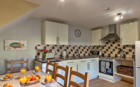 Trimstone Manor - Paddock Cottage: Meubilair, Interieur Ontwerp, Hout, Flooring, Plafond, Keuken, Verdieping, Kamer, Countertop, Cabinetry