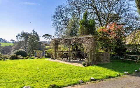 Trimstone Manor - Paddock Cottage: Gras, Boom, Struik, Tuin, Landschap, Grasland, Plantengemeenschap, Land Lot, Groundcover