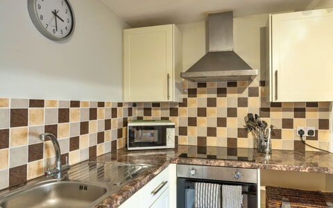 Trimstone Manor - Paddock Cottage: Keuken, Countertop, Toestel Van De Keuken, Major Appliance, Flooring, Interieur Ontwerp, Hout, Cabinetry, Loodgieterswerkinrichting, Verdieping