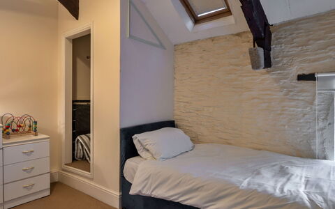 Trimstone Manor - Paddock Cottage: Muur, Slaapkamer, Bed, Interieur Ontwerp, Meubilair, Verdieping, Bedding, Laken, Flooring, Kamer