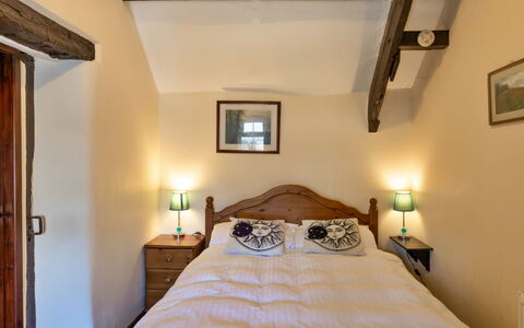 Trimstone Manor - Mill Apartment: Slaapkamer, Bed, Hout, Laken, Bedding, Meubilair, Bed Frame, Interieur Ontwerp, Verdieping, Huis