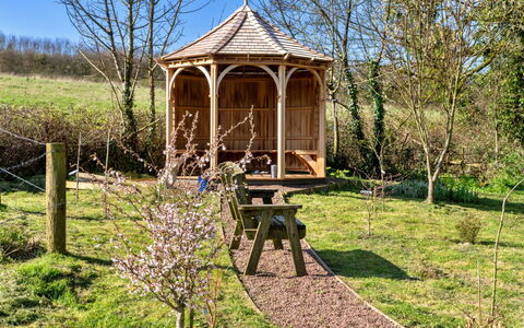 Trimstone Manor - Mill Apartment: Hout, Prieel, Struik, Paviljoen, Plantengemeenschap, Tuin, Garden Gebouwen, Outdoor Structuur, Groundcover
