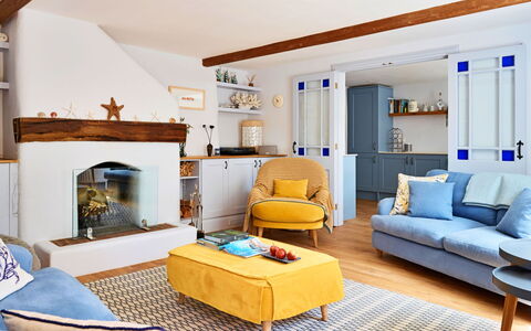 The Anchorage: Meubilair, Interieur Ontwerp, Bankstel, Flooring, Muur, Kamer, Hout, Verdieping, Plafond, Woonkamer