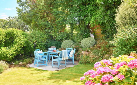 The Anchorage: Bloem, Groen, Tuin, Vegetation, Struik, Plantengemeenschap, Buitenmeubels, Meubilair, Groundcover