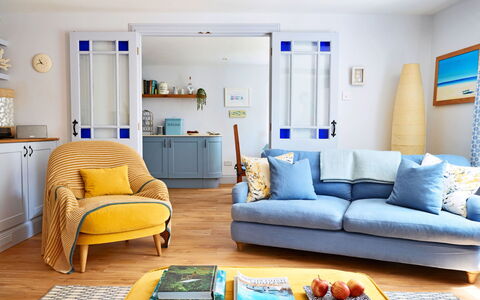 The Anchorage: Meubilair, Interieur Ontwerp, Bankstel, Hout, Flooring, Woonkamer, Kamer, Verdieping, Kussen, Textiel