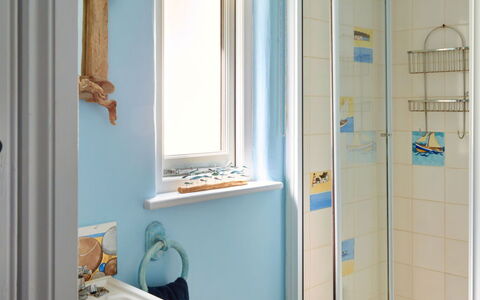 The Anchorage: Blauw, Muur, Badkamer, Interieur Ontwerp, Flooring, Loodgieterswerkinrichting, Verdieping, Kamer, Loodgieter, Huis