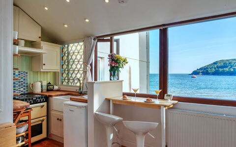 The Wash House, Kingsand: Hout, Interieur Ontwerp, Keuken, Meubilair, Kamer, Countertop, Major Appliance, Cabinetry, Beits, Toestel Van De Keuken