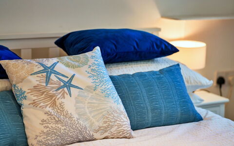 The Wash House, Kingsand: Blauw, Linens, Kussen, Kussen Gooien, Textiel, Hoofdkussen, Laken, Bedding, Slaapkamer, Bed